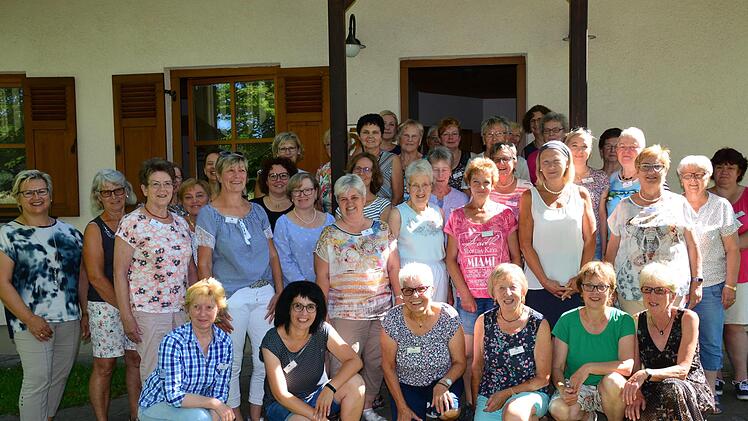 Die Teilnehmerinnen am Frauentag bei der DJK N&uuml;dlingen mit (vorne links) Karin M&uuml;ller, (vorne rechts Hildegard Kiesel) sowie (stehend links) Anita Hofmann, Vorsitzende der DJK N&uuml;dlingen. Arthur Stollberger