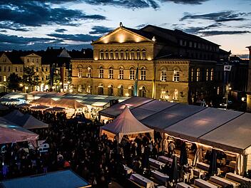 Umsonst und draußen, mit vielfältigem Programm: Das Schlossplatzfest ist für viele Coburger und Ehemalige ein Muss. Foto: Jochen Berger/CT-Archiv