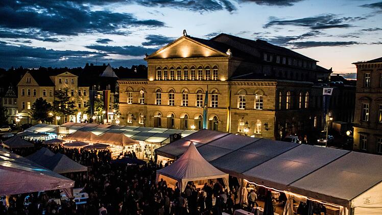 Umsonst und draußen, mit vielfältigem Programm: Das Schlossplatzfest ist für viele Coburger und Ehemalige ein Muss. Foto: Jochen Berger/CT-Archiv