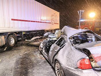 Ein junger Mann ist am Mittwoch auf der B26a gestorben, als er mit seinem Auto gegen einen Laster prallte. Foto: NEWS5 / Merzbach