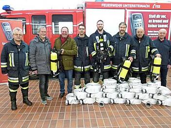 Freuten sich über die Anschaffungen (von links): Werner Geier, Zweiter Bürgermeister Hans-Peter Röhrlein, Bürgermeister Volker Schmiechen, Kommandant Markus Stumpf, André Pöhlmann, Vorsitzender Matthias Angermann, Alexander Laaber und Werner Agly  Foto: Werner Oetter