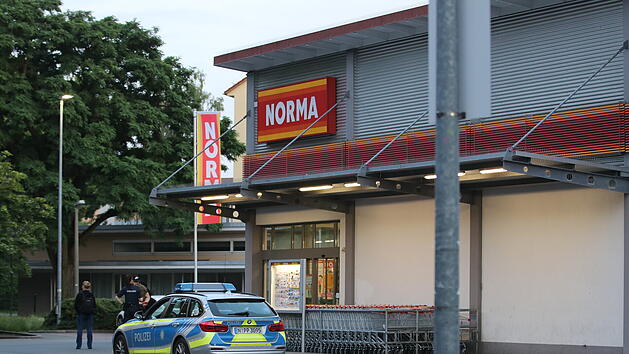 Kassiererin mit Schusswaffe bedroht: Gro&szlig;fahndung nach Raub&uuml;berfall