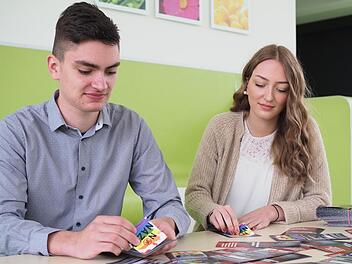 Die Geschwister Alexander und Alisa Bühling bekleben einen Teil der Broschüren, die sie mit 14 anderen Schülern in ihrem Projektseminar entworfen haben, mit Stickern. Durch die Broschüren sollen vor allem junge Menschen für das Thema Rechtsextremismus sensibilisiert werden.