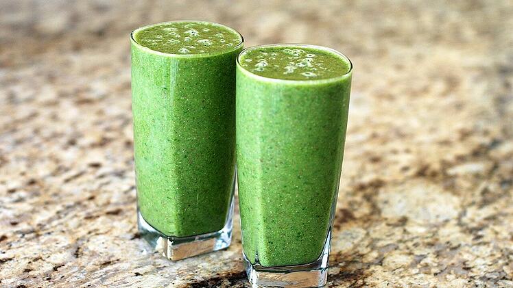 Spitzwegerich ist auch im Smoothie eine gute Wahl!