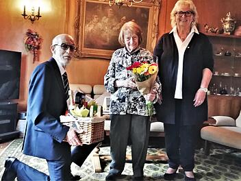 Mit einem Kniefall überreichte VdK-Ortsvorsitzender Helmut Beck im Beisein seiner Stellvertreterin Lorette Weiß seinen Präsentkorb der Jubilarin Ingeborg Unger zu ihrem 103. Geburtstag.