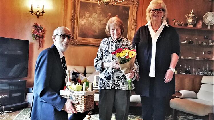 Mit einem Kniefall überreichte VdK-Ortsvorsitzender Helmut Beck im Beisein seiner Stellvertreterin Lorette Weiß seinen Präsentkorb der Jubilarin Ingeborg Unger zu ihrem 103. Geburtstag.