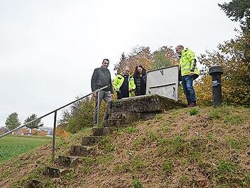 Vom FWO-Schacht an der Kreisstraße KC 5 wird ab kommender Woche eine Wasserleitung zum Ortsnetz Hummendorf verlegt. Bürgermeister Jörg Neubauer, Bauamtsleiterin Tanja Renner sowie Michael Rüger und Thomas Fischer-Feick von der FWO (von links) besprachen vor Ort die Arbeiten.