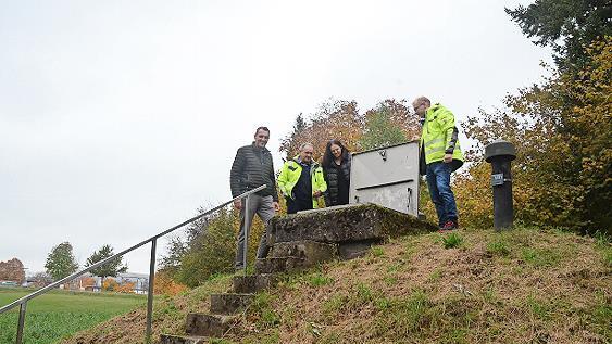 Vom FWO-Schacht an der Kreisstraße KC 5 wird ab kommender Woche eine Wasserleitung zum Ortsnetz Hummendorf verlegt. Bürgermeister Jörg Neubauer, Bauamtsleiterin Tanja Renner sowie Michael Rüger und Thomas Fischer-Feick von der FWO (von links) besprachen vor Ort die Arbeiten.