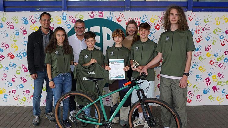 Das erfolgreiche Mountainbike-Team des Meranier-Gymnasiums mit seinen beiden Betreuern.