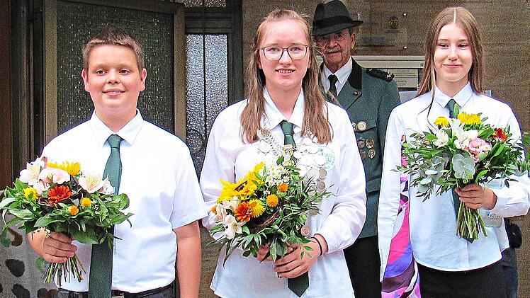 Jugendk&ouml;nigin Franziska Schuberth (M.), 1. Ritterin Carolin Vieweg (r.) und 2. Ritter Niklas Lamm.