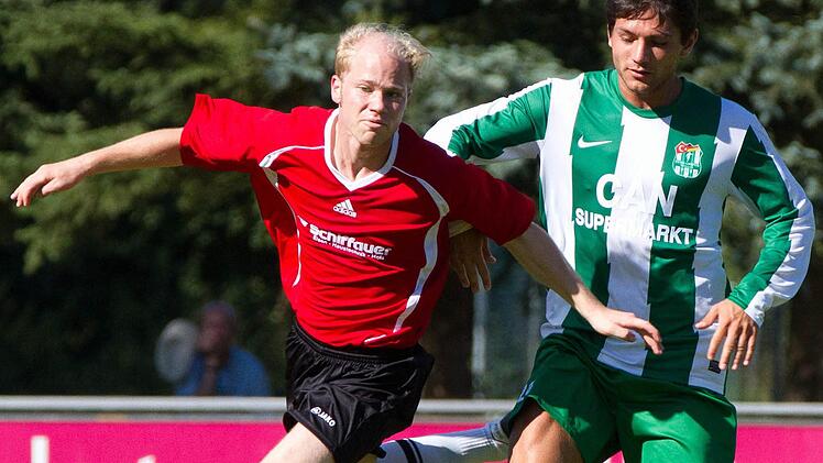 Johannes Müller (links) trug in der vergangenen Saison das Trikot des SV Friesen. In der kommenden Saison wird er wieder im Trikot des FC Mitwitz auflaufen. Foto: Archiv