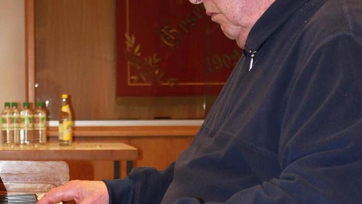 Max Spitlbauer setzte sich, wie früher, spontan ans Klavier.