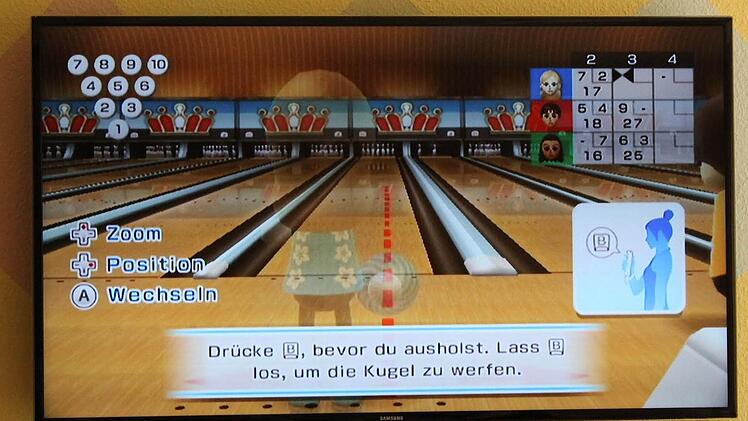 Noch etwas ungewohnt: Bowling auf dem Fernseher Foto: Thomas Heuchling