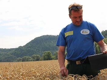 Edgar Thomas ist mit Tablet-PC überall informiert.  Foto: Benedikt Borst