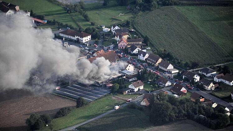 Blick auf die brennende Werkhalle   Foto: Olaf Pilz