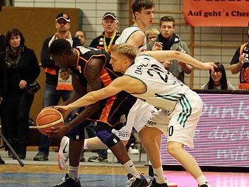 Jörg Dippold (r.) verteidigt gegen den Chemnitzer Neuzugang Stacy Wilson.  Foto: sportpress