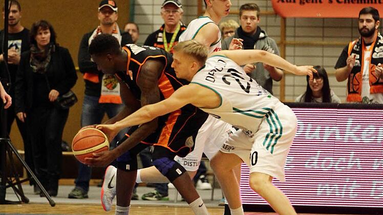 Jörg Dippold (r.) verteidigt gegen den Chemnitzer Neuzugang Stacy Wilson.  Foto: sportpress