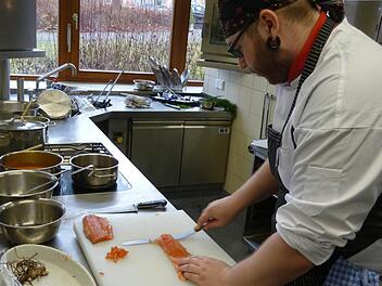Lachs als Vorspeise bei der 4. Stadtmeisterschaft der Gastronomie in Bad Kissingen: Mit gutem Messer geht die Arbeit leichter voran.  Foto: Kretschmer