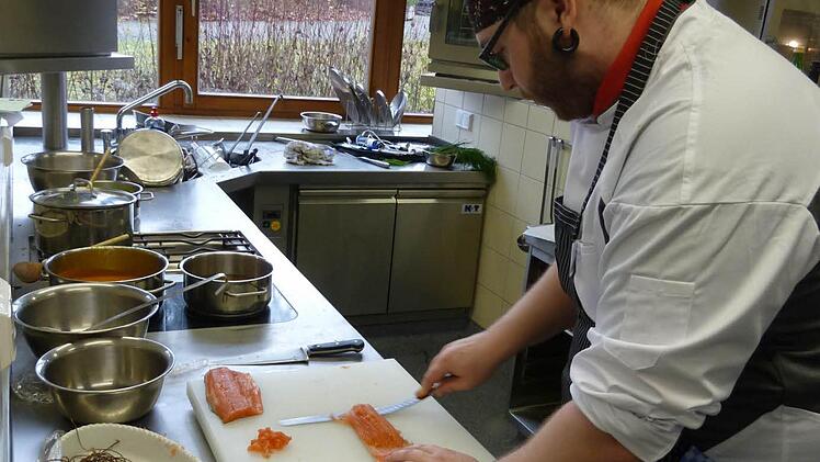 Lachs als Vorspeise bei der 4. Stadtmeisterschaft der Gastronomie in Bad Kissingen: Mit gutem Messer geht die Arbeit leichter voran.  Foto: Kretschmer