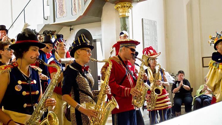 Die Quastenflosser wurden bei ihrem Auftritt in der Coburger Heilig-Kreuz-Kirche begeistert gefeiert.  Foto: Jochen Berger