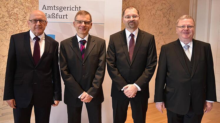 Im Landratsamt Haßfurt fand am gestrigen Freitag ein feierlicher Festakt zur Verabschiedung des bisherigen Präsidenten des Amtsgerichts Haßfurt, Wolfgang Titze (zweiter von links), und der Einführung seines Nachfolgers Holger Ebert (zweiter von rechts) statt. Mit im Bild der Präsident des Landgerichts Bamberg, Friedrich Krauß (links) und der Präsident des Oberlandesgerichtes Bamberg, Clemwns Lückemann (rechts).  Foto: Ulrike Langer