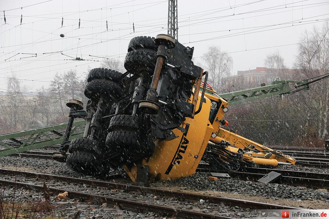 Forchheim: Bagger kippt auf Bahngleis