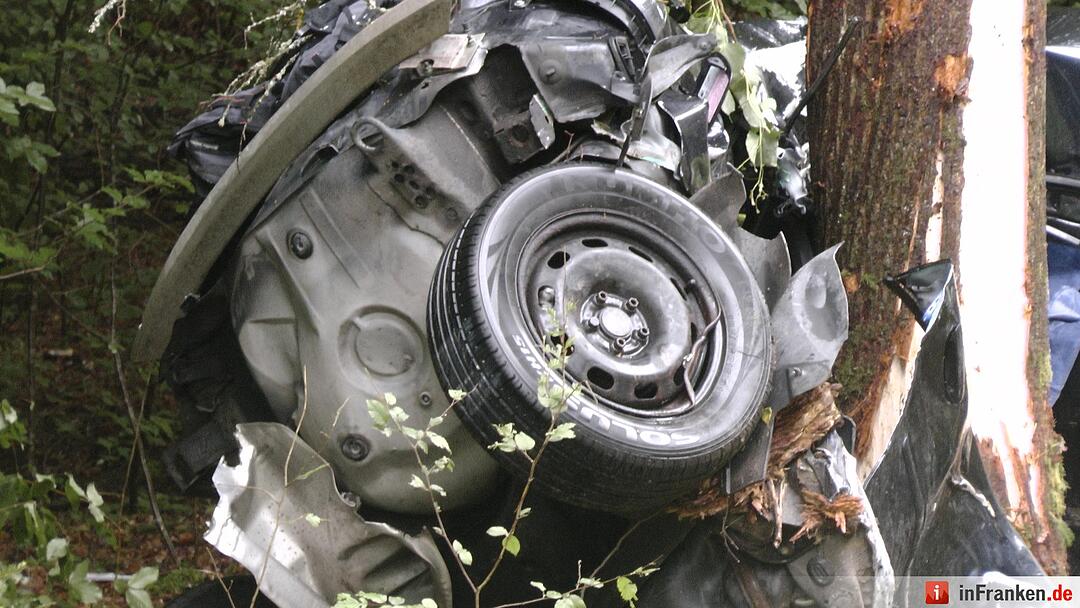 Schrecklicher Unfall erst in den Morgenstunden entdeckt - Fahrer verstirbt in seinem Auto