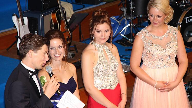 Moderator Marten Krebs (links) stellte den jungen Damen, die Rosenkönigin werden wollten, Fragen. Unser Fot zeigt (weiter von links) Vera Hauck, Luisa Hurrlein und Marie Elaine Kramer. Foto: Dieter Britz