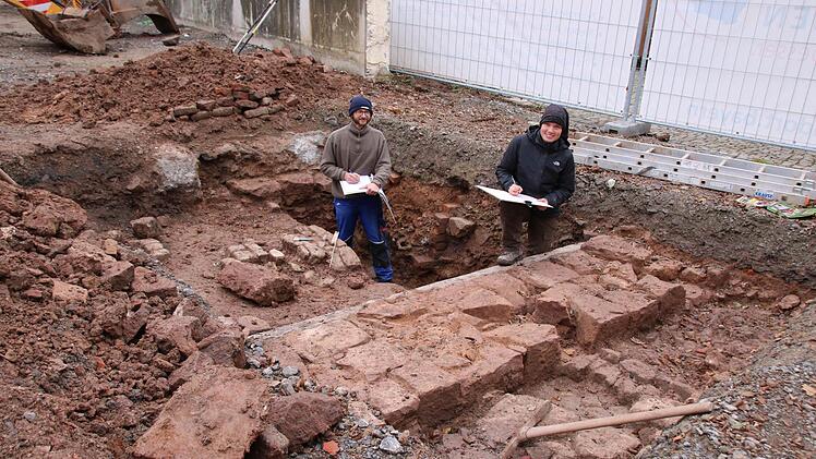 Die Archäologen Marcel Günther und Karen Schröder dokumentieren die Lage einer Mauer und einer Hofeinfahrt. Foto: Ralf Ruppert
