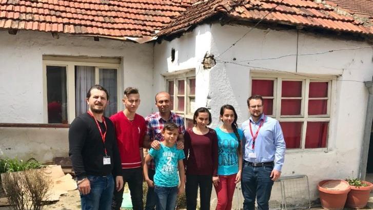 Florim  Gashi  (l.) und Markus Ziebarth (r.) besuchen  eine Familie, gegen deren Abschiebung sie sich eingesetzt hatten.  privat