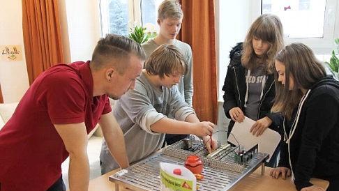 Alle praktischen Übungen bei dem berufsorientierenden Unterricht machten Spaß und waren spannend. Foto: K.- H. Hofmann