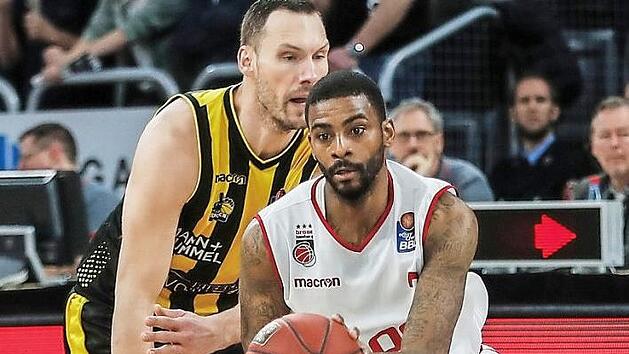 Dorell Wright (mit Ball), der sich hier gegen Adam Waleskowski durchsetzt, war sowohl in der Offensive (17 Punkte) als auch in der Abwehr (10 Rebounds) sehr effektiv und der Garant f&uuml;r den Erfolg. Foto: Daniel L&ouml;b