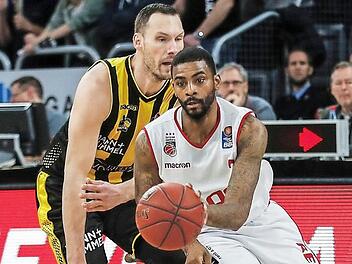 Dorell Wright (mit Ball), der sich hier gegen Adam Waleskowski durchsetzt, war sowohl in der Offensive (17 Punkte) als auch in der Abwehr (10 Rebounds) sehr effektiv und der Garant für den Erfolg. Foto: Daniel Löb