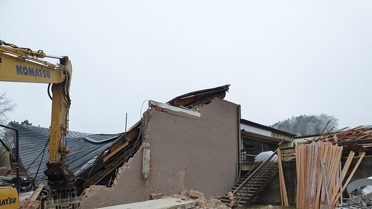 Der Abriss der Schulsporthalle  in Gößweinstein hat begonnen. Foto: Thomas Weichert