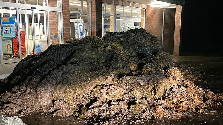 Ein Misthaufen liegt vor einer Aldi-Filiale in Niedersachsen