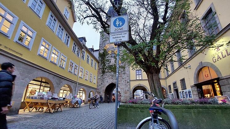 Schilder weisen eindeutig auf das Radfahrverbot in der Fußgängerzone hin. Erst ab 18 Uhr haben Radler freie Fahrt.