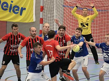 Die Herren des FC Bad Brückenau (in rot-schwarz) beenden die Saison mit einem knappen Heimerfolg gegen die TG Heidingsfeld. Der Abstieg in die Bezirksliga war zuvor schon besiegelt. Foto: Sebastian Schmitt