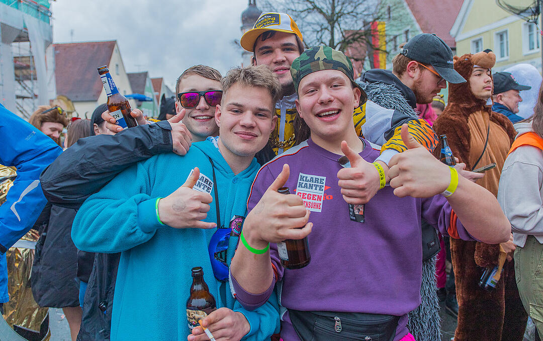 Buntes Faschingstreiben begeistert groß und klein.