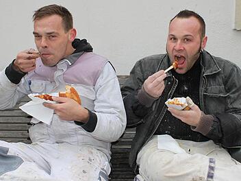 Der schnelle Genuss in der Mittagspause: René Ziegler (links) und Andreas Kaiser (rechts) essen am liebsten Currywurst.  Fotos:  Sabine Herteux