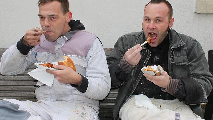 Der schnelle Genuss in der Mittagspause: René Ziegler (links) und Andreas Kaiser (rechts) essen am liebsten Currywurst.  Fotos:  Sabine Herteux