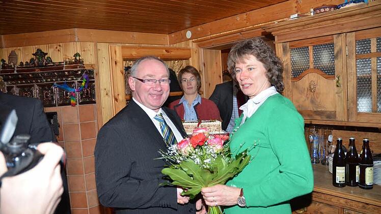 Kreisobmann des BBV, Erwin Schwarz gratulierte mit stellvertretender Kreisbäuerin Marina Herr (Mitte), Rosa Zehnter (rechts)