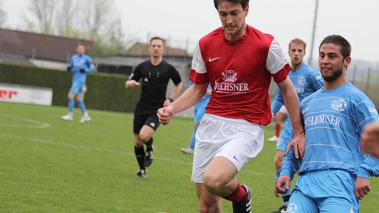 Sulzfeld Jan Krämer setzt sich gegen Vella Zeka (WFV) durch. Foto: Krumpholz