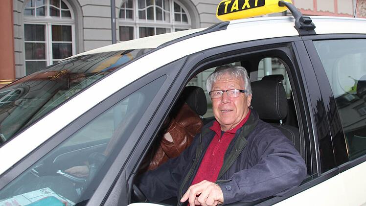 Taxifahren ist für Toni Walther ein Hobby. Trotzdem findet er, dass der Mindestlohn in der Branche eine gute Sache ist. Foto: Helke Renner