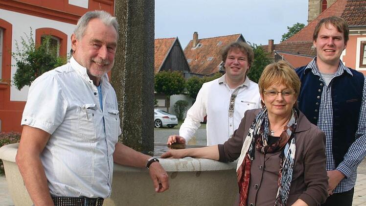Sichtlich zufrieden ist Herbert Müller, Vorsitzender des Gemeinnützigen Vereins Rodach, mit Stefan Sauerbrey, Silvia Tauss und Felix Sauerbrey (von links) ein kompetentes Team gefunden zu haben, das ab Oktober die Verantwortung für die Gaststätte auf dem Georgenberg übernehmen wird. Foto: Martin Rebhan