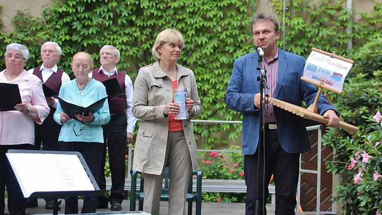 Projektleiter Kuno Holzheimer übergibt Museumsleiterin Annette Späth das Saale-Musicum-Floß. Foto: Werner Vogel