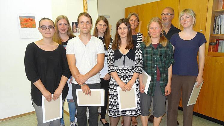 Die Absolventen der Holzbildhauerschule mit ihrem Klassenleiter Herbert Holzheimer.  Foto: Marion Eckert