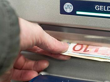 Geld vom Automaten abheben kann die Flüchtlingsfamilie in Zeyern derzeit nicht. Immerhin zeigen die Behörden Verständnis für ihre Situation und stellen Schecks aus. Symbolfoto: Friso Gentsch/dpa