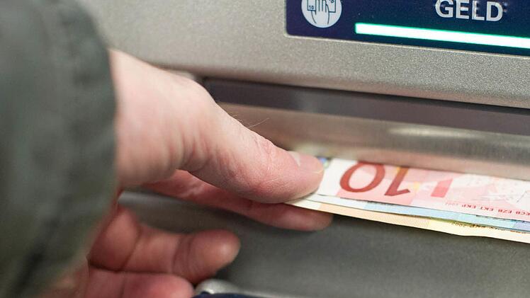 Geld vom Automaten abheben kann die Flüchtlingsfamilie in Zeyern derzeit nicht. Immerhin zeigen die Behörden Verständnis für ihre Situation und stellen Schecks aus. Symbolfoto: Friso Gentsch/dpa