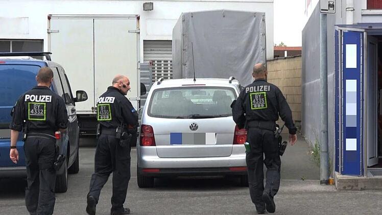 In und um Bamberg hat es am frühen Dienstagvormittag (30. Mai) mehrere Polizeieinsätze gegeben. Unter anderem waren Ermittler der Sondereinheit USK beteiligt. Hier ein Einsatz in der Bamberger Jäckstraße. Foto: Ferdinand Merzbach/ News5