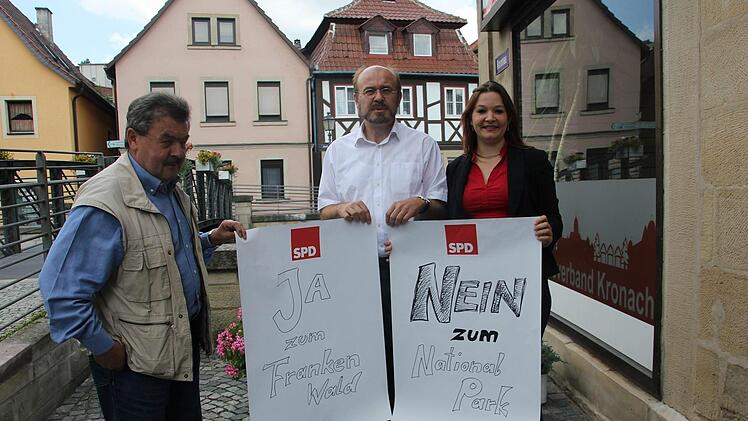 Die Kreis-SPD bezieht mit ihrer Aussage "Ja zum Frankenwald, nein zum Nationalpark" klar Position. Im Bild von links: SPD-Kreistagsfraktionsvorsitzender Richard Rauh, SPD-Kreisvorsitzender Ralf Pohl und SPD-Bundestagskandidatin Doris Aschenbrenner. Foto: Veronika Schadeck